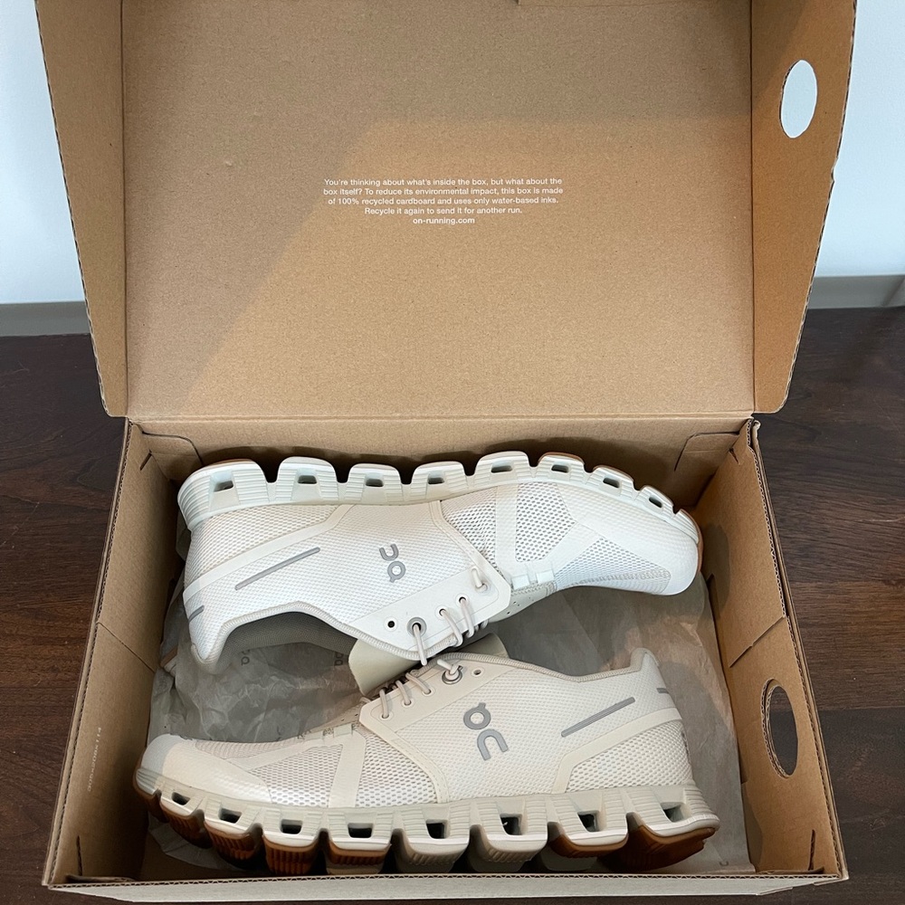 On Running Cloud 2.0 Womens Running Shoe NWT 8 white / Sand